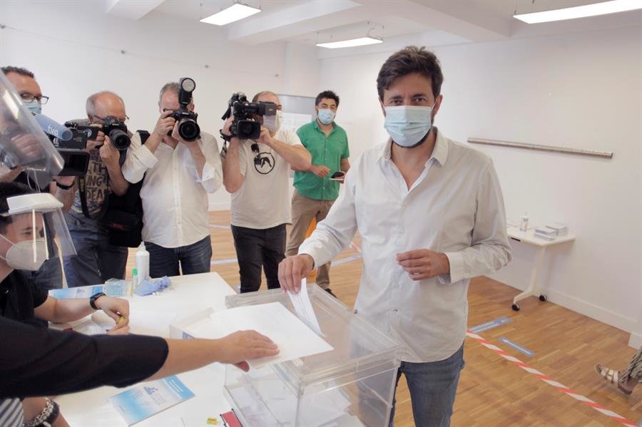 El candidato de Galicia en Común a la presidencia de la Xunta, Antón Gómez Reino, deposita su voto en el colegio electoral Centro Cívico de la Ciudad Vieja de A Coruña