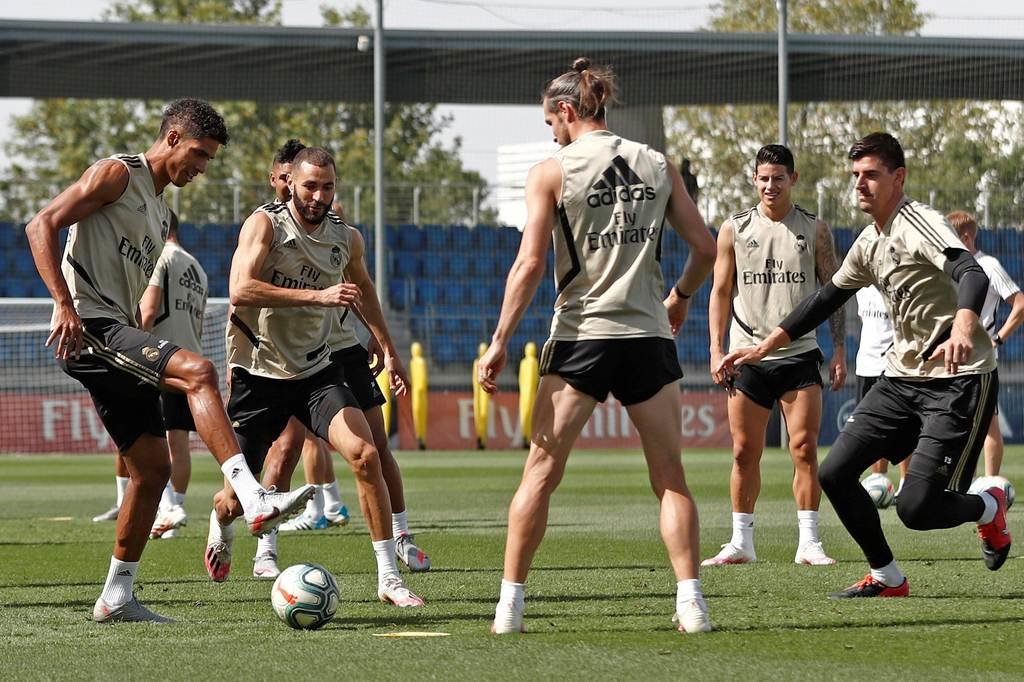 Varane, Benzema, Bale, James Rodríguez y Courtois, ayer, en el entrenamiento del Real Madrid.