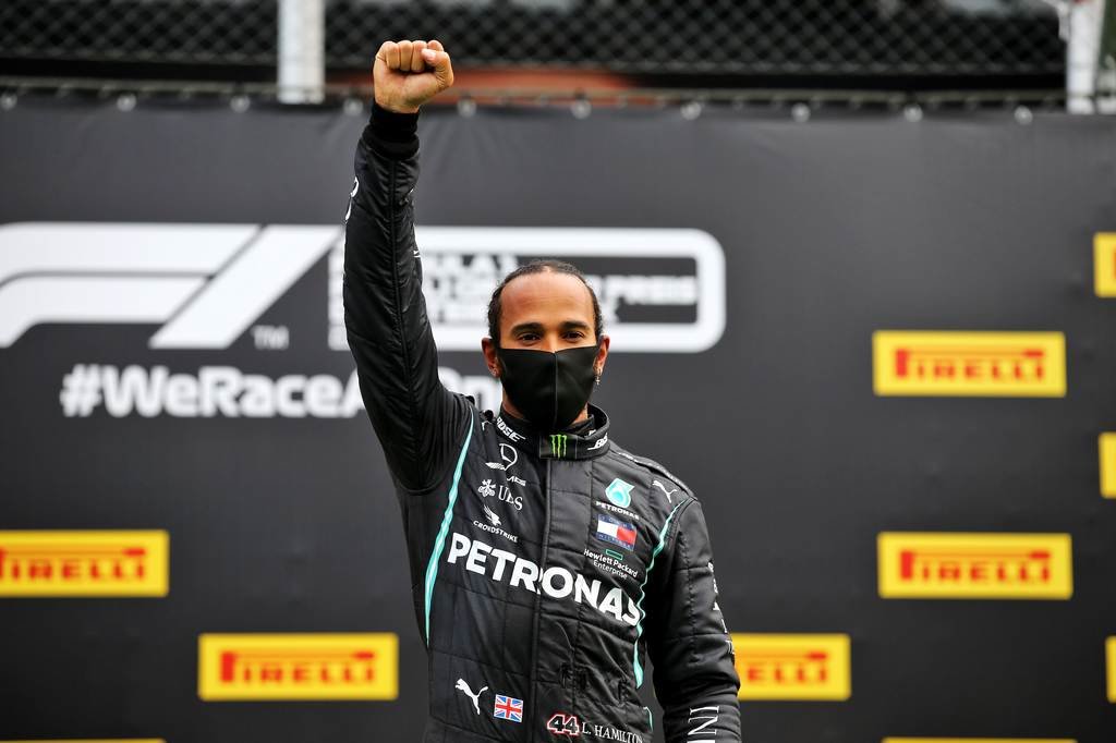 Lewis Hamilton levanta el puño en el podio del Gran Premio de Estiria, disputado en Austria.