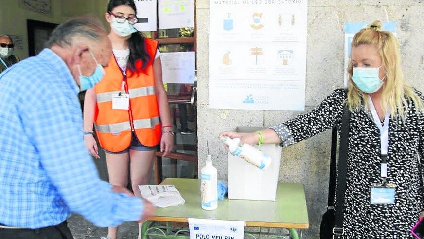 La jornada electoral en Vigo en la entrada a los colegios.