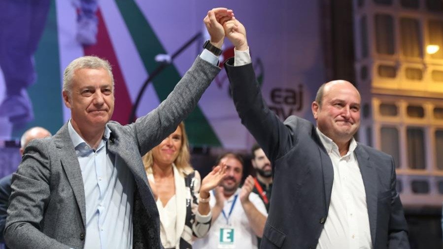 El lehendakari y candidato a la reelección, Iñigo Urkullu (i), junto al presidente del PNV Andoni Ortuzar (d) celebran los resultados electorales en la sede central del PNV