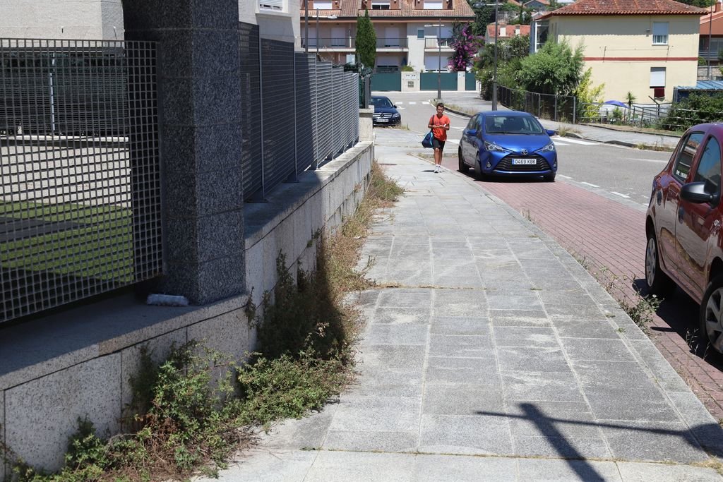 Las deficiencias se ceban con el servicio de recogida selectiva y el de sólidos urbanos sobre todo los fines de semana. Rúa do Faro, ayer.