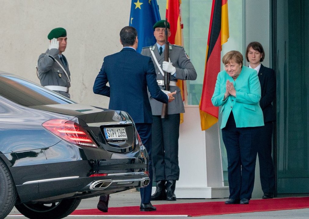 Saludo al estilo oriental de la canciller alemana Angela Merkel al recibir a Pedro Sánchez en Berlín.