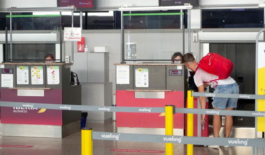 Uno de los últimos pasajeros del vuelo Vigo-Madrid de Air Europa facturando su equipaje.