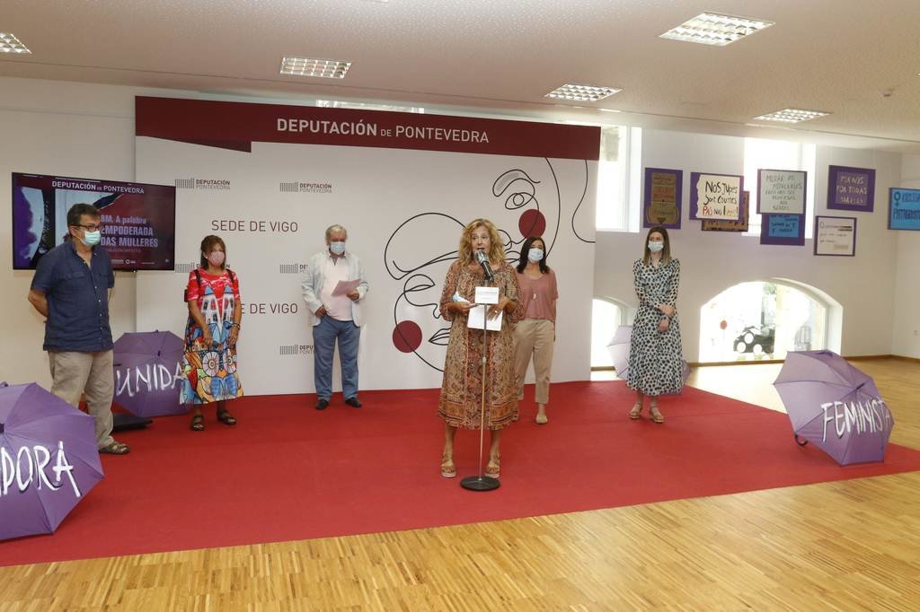 Carmela Silva inauguró la exposición en la sede de la Diputación en el Casco Vello.