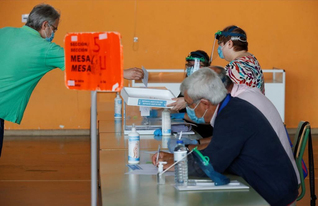 Un hombre vota el pasado domingo en una mesa electoral de Burela.
