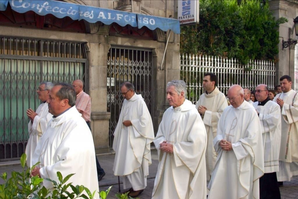 En primer plano (centro), Camilo Paz, sacerdote muy querido y respetado en su Porriño natal.