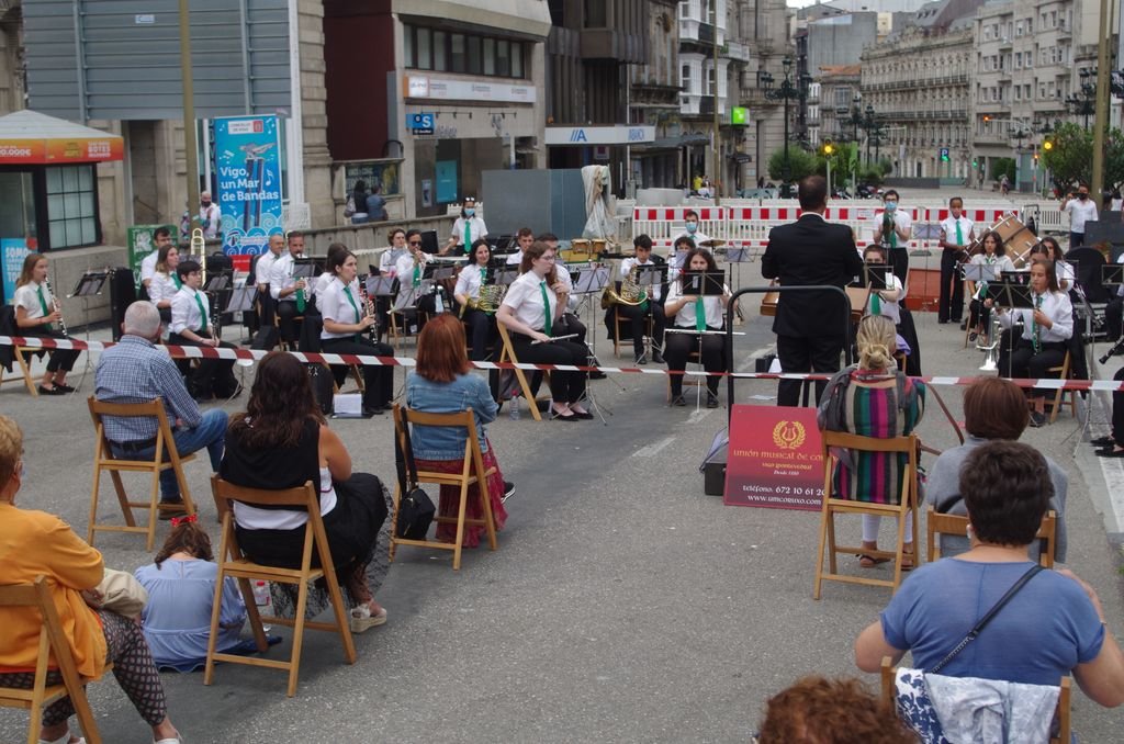 Unión Musical de Coruxo amenizó la tarde con un concierto en la Porta do Sol dentro del programa “Un mar de bandas”.