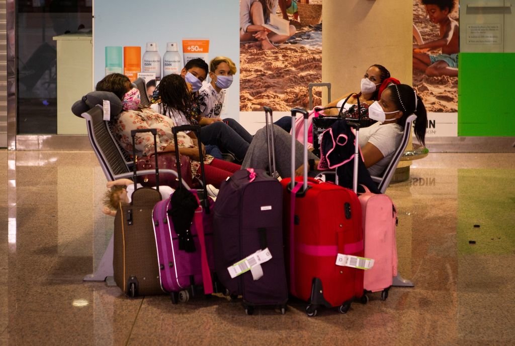 Un grupo de pasajeros espera su vuelo en el aeropuerto de El Prat.
