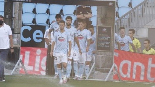 Kevin Vázquez guía a sus compañeros en la salida al campo en el encuentro ante el Levante.
