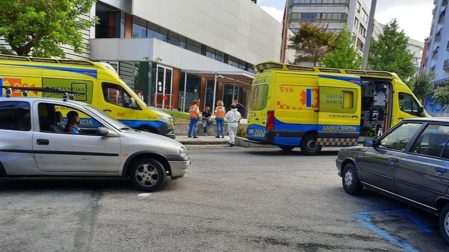 Dos ambulancias acudieron al lugar ante la posibilidad de que tuvieran que atender a alguien.
