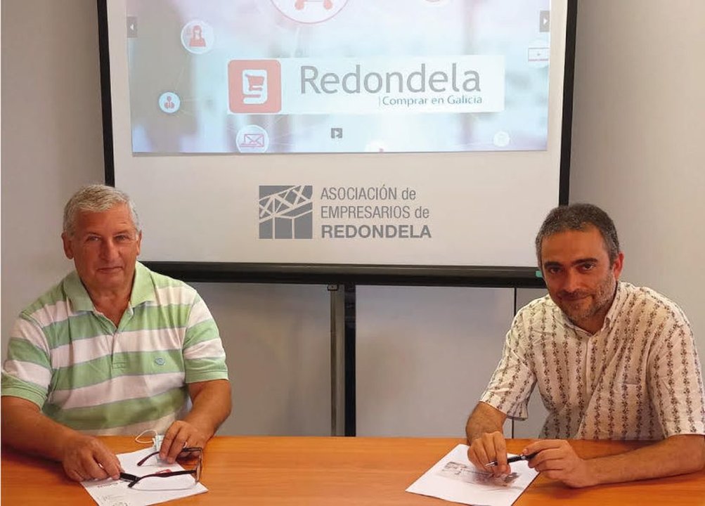 Enrique Lago, de la Asociación de Empresarios, y Manuel Conde, de la plataforma, en la firma del convenio.