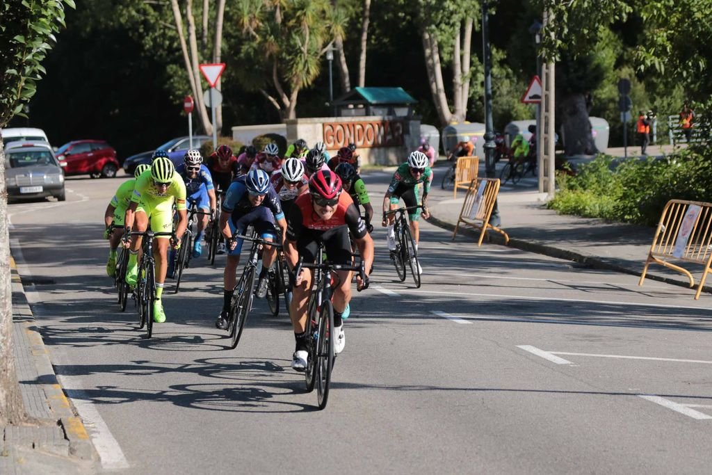 Los ciclistas se levantan para forzar el ritmo en uno de los repechos del circuito final, que tenía un total de 14                                                       kilómetros alrededor de Gondomar.