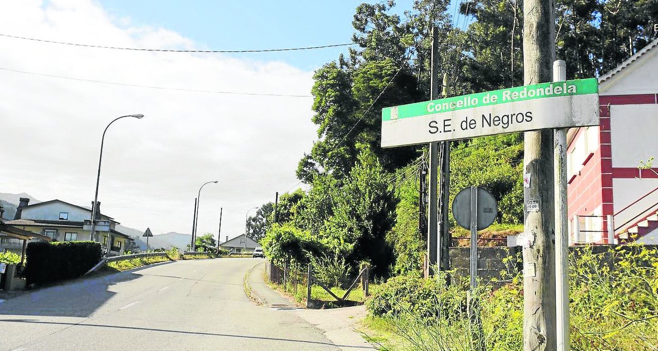 La parroquia de San Esteban de Negros está condicionada por su orografía y por la vía férrea que la atraviesa