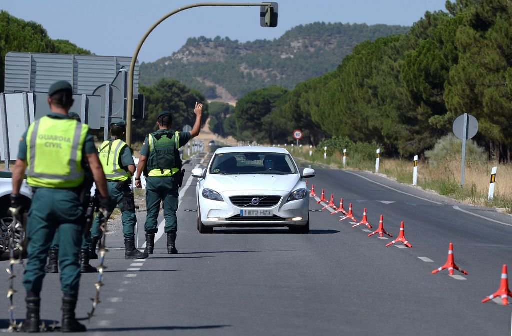 Efectivos de la Guardia Civil en un control de acceso a localidad vallisoletana de Pedrajas.