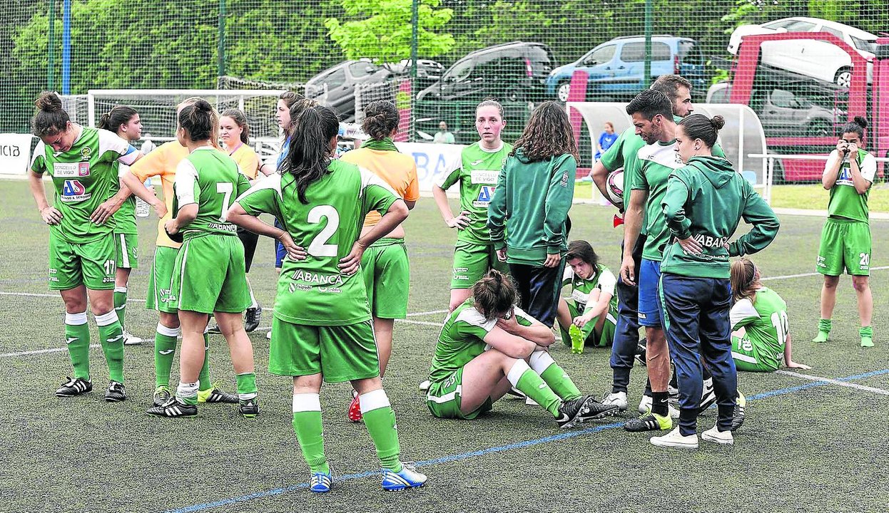 Las jugadoras de El Olivo lloran tras su derrota en la fase de ascenso de 2016, en el que acabó siendo su último partido juntas en el club