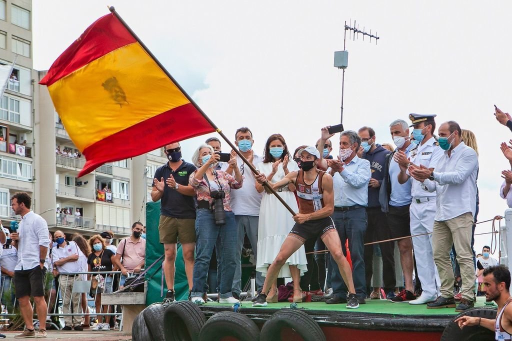 El patrón de Zierbena subió al podio para recoger la bandera de la Real Federación Española de Remo.