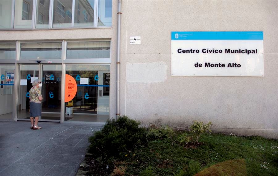 Una mujer a las puertas del centro cívico municipal de Monte Alto, en A Coruña, que permanece cerrado por un caso de coronavirus