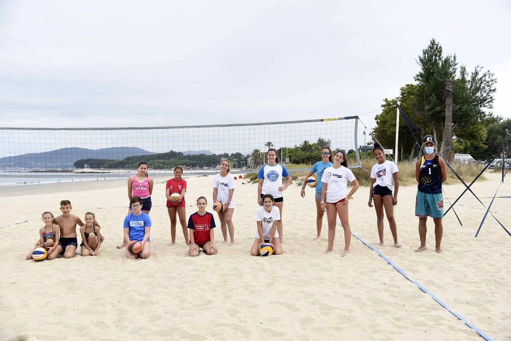 El Volei Praia Vigo regresó a las sesiones de grupo en la playa de Samil.