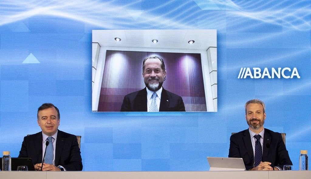 Francisco Botas y Alberto de Francisco, durante la videoconferencia con Juan Carlos Escotet.