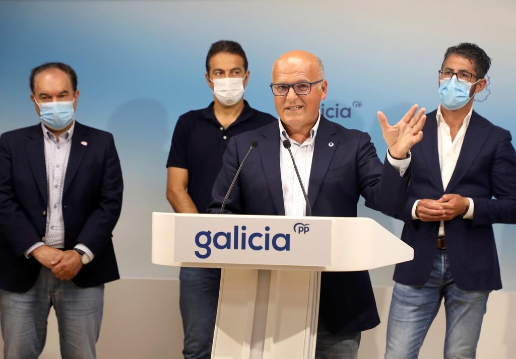 Manuel Baltar con los alcaldes de Porto Do Son, Luis Oujo (d); Cervo y vicepresidente primero de la Fegamp , Alfonso Villares (2i) y Lalín, José Crespo.