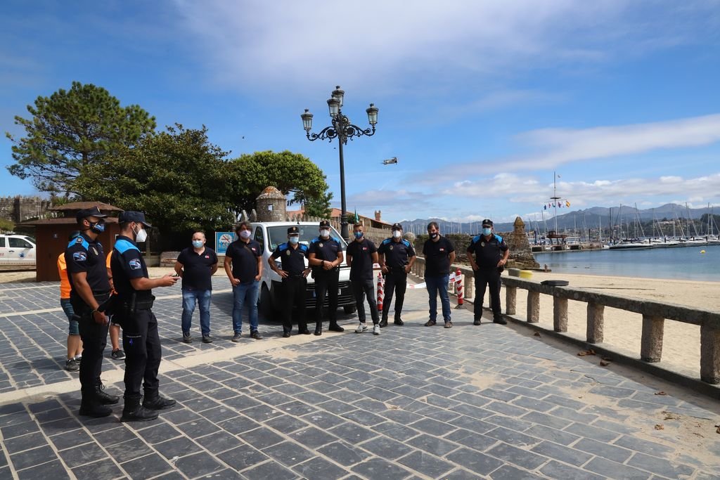 Prueba realizada el pasado lunes por los agentes de la Policía Local en la playa de Ribeira.
