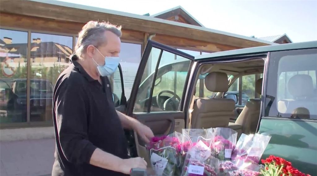 Miguel Bosé entrando en su coche tras comprar flores.