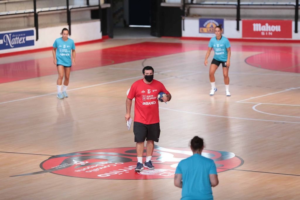 Isma Martínez dirige un entrenamiento del Balonmano Porriño.