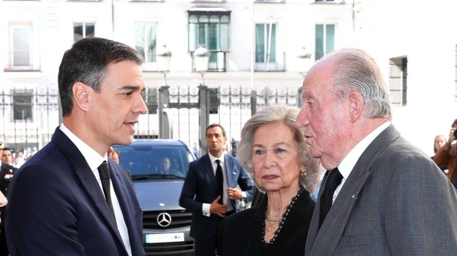 Sus Majestades los Reyes Don Juan Carlos y Doña Sofía son recibidos por el presidente del Gobierno, Pedro Sánchez