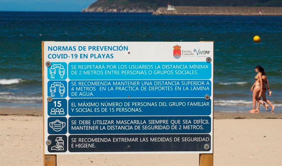 Vista de un cartel informativo sobre las normas de prevención Covid-19 en la playa de Covas, Lugo.