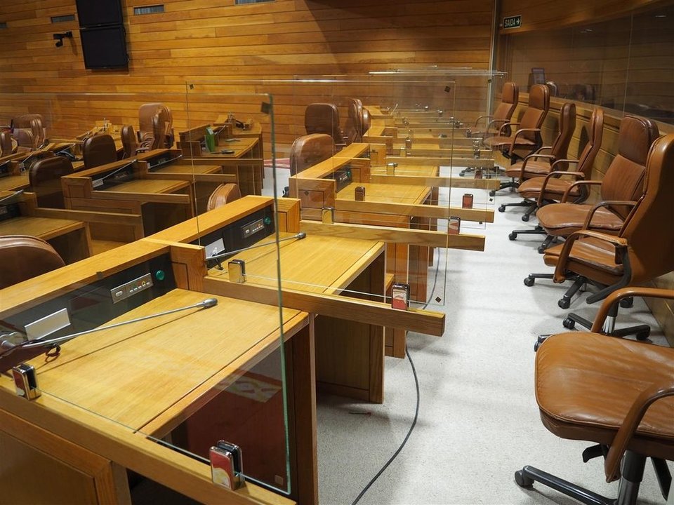 Mamparas del Parlamento de Galicia situadas para separar los escaños.