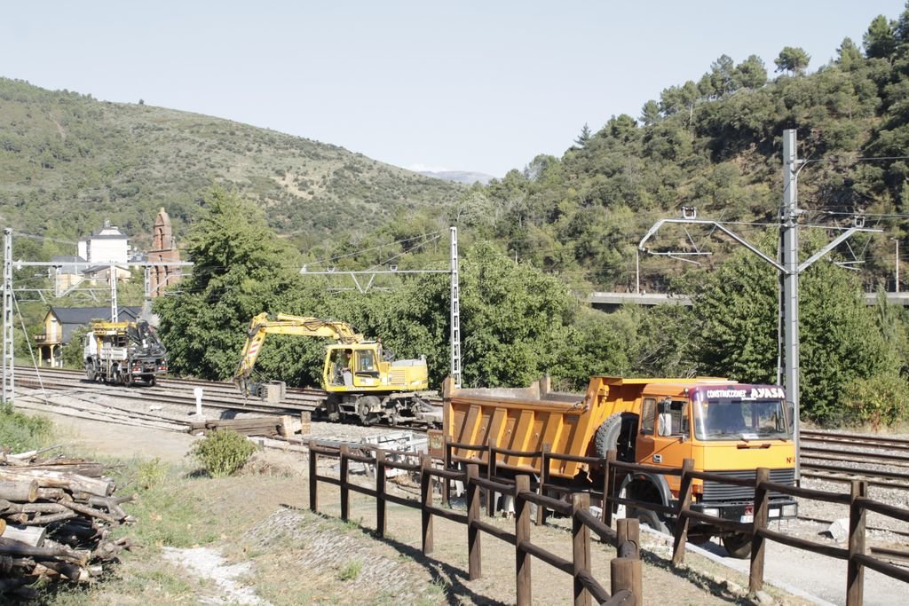 Trabajadores de Adif comenzaron los trabajos para retirar los cuatro vagones descarrilados en Sobradelo.