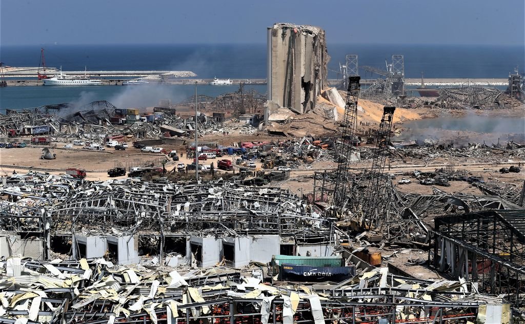 La zona del puerto de Beirut presentaba ayer un aspecto de destrucción similar a una zona de guerra.