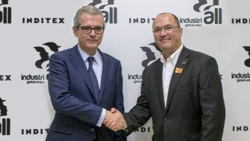 El presidente de Inditex, Pablo Isla, con el secretario general de Industriall, Valter Sanches.