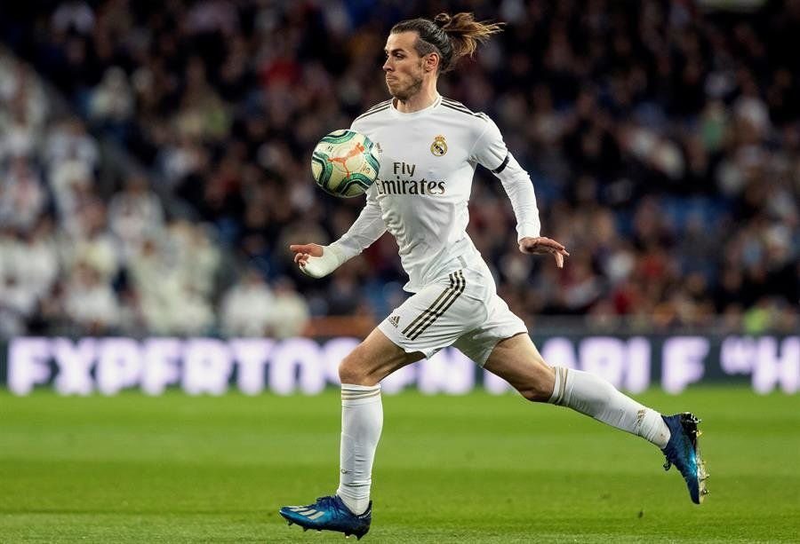 Bale controla un balón en el pecho en un encuentro con el Madrid.