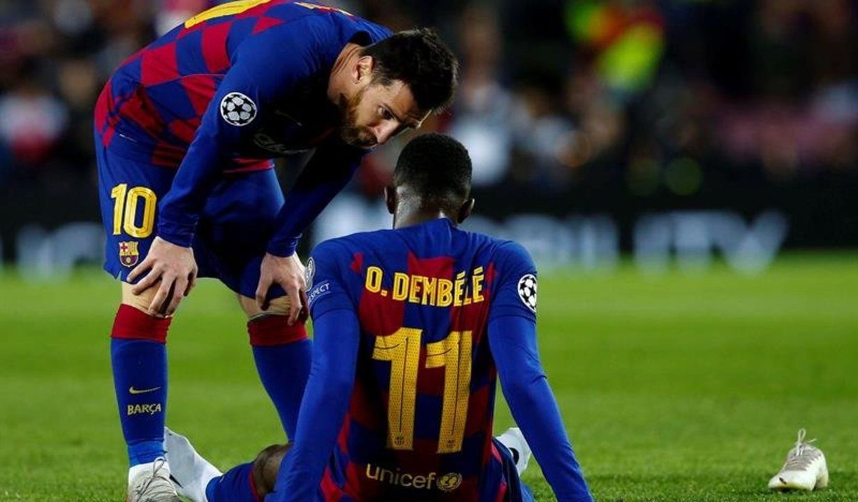 Messi y Dembelé hablan durante un partido del Barcelona.