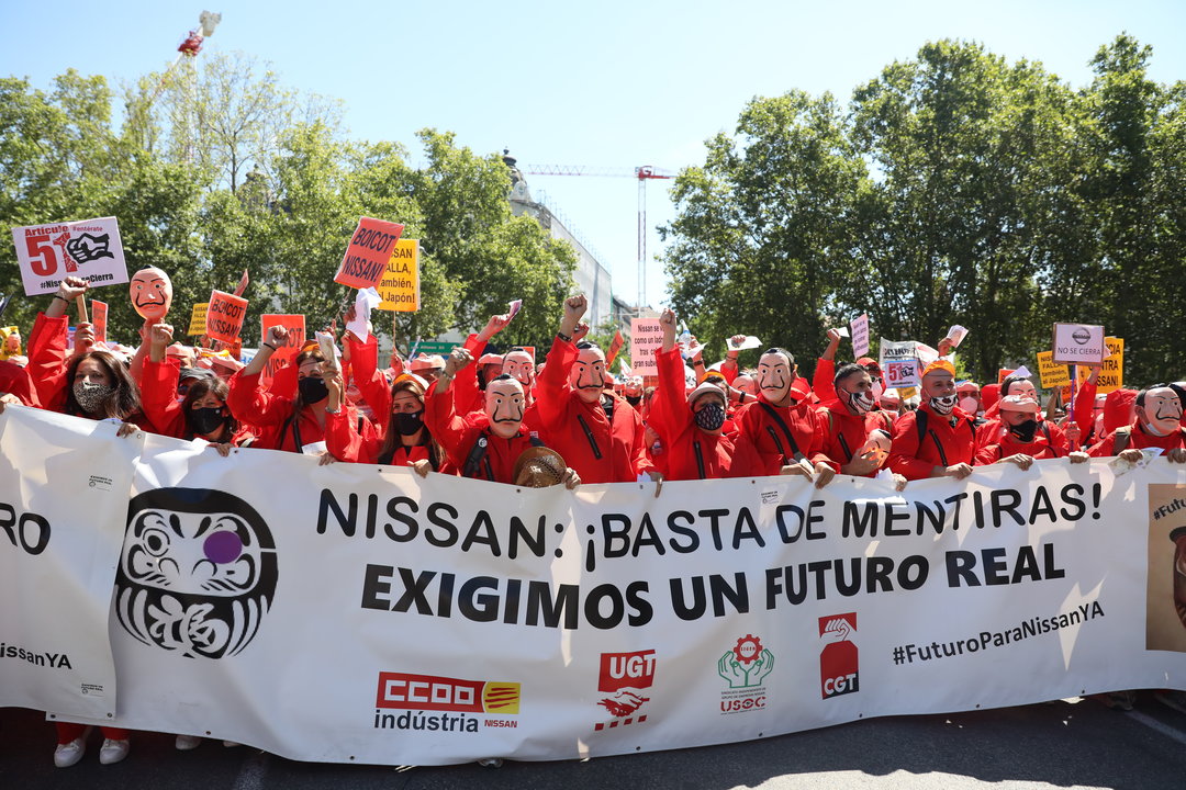 Trabajadores de la planta de Barcelona de la compañía automovilística Nissan disfrazados de los personajes de la serie &#39;La Casa de Papel&#39; durante una manifestación por las calles de Madrid