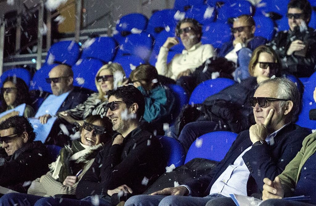 Un grupo de espectadores en una sala de cine 4DX.