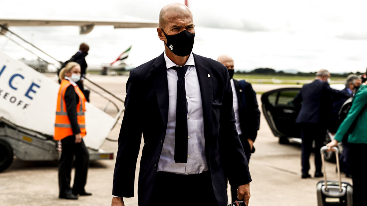 Zinedine Zidane, tras bajar del avión que llevó al Madrid a Manchester.