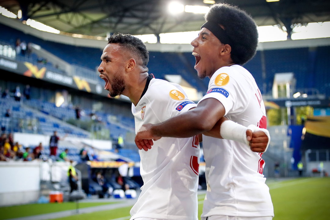 En-Nesyri y Koundé celebran el segundo tanto del Sevilla ayer.