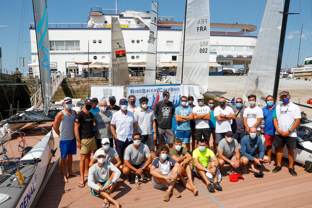 Los competidores del Raid Rías Baixas de catamaranes se sacaron una foto de familia en el pantalán del Náutico antes de iniciar la navegación.