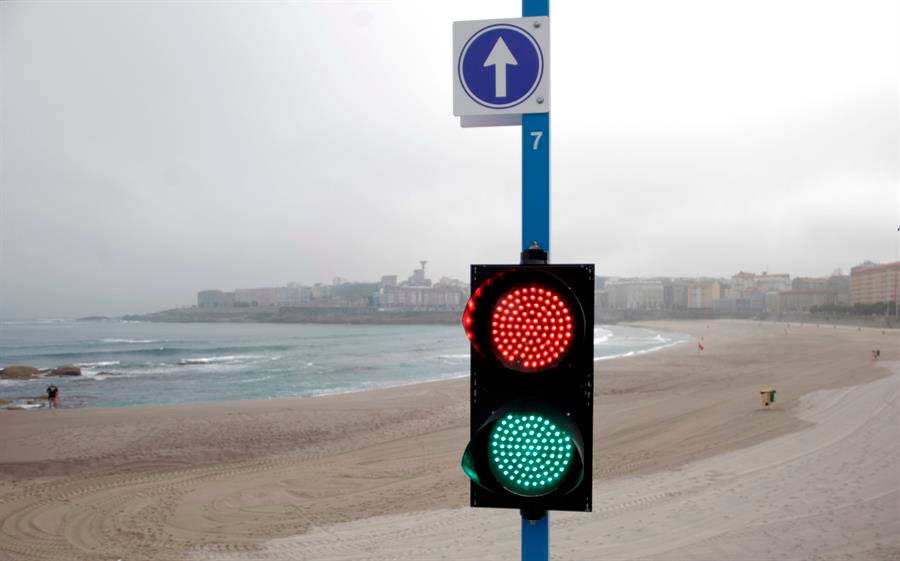 Un semáforo controla el aforo en la playa del Orzán de A Coruña.