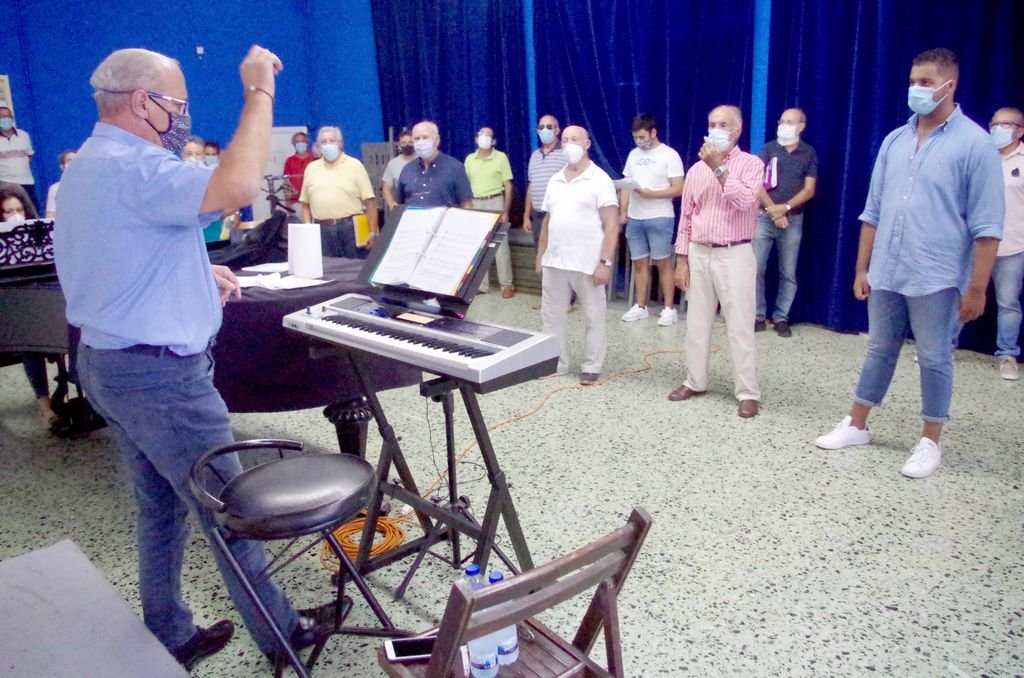 El director de la Coral Casablanca, Óscar Villar, dirige un ensayo de la agrupación musical en una sala del Club Náutico de Vigo.
