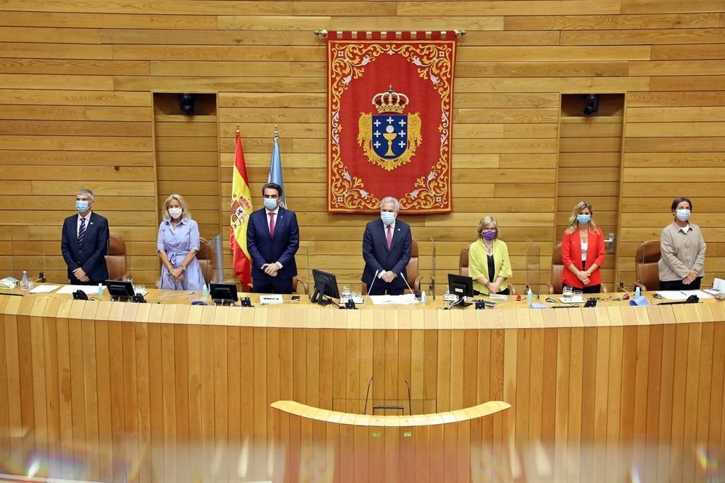 El ourensano Miguel Santalices (centro) fue reelegido ayer presidente de la Cámara autonómica.