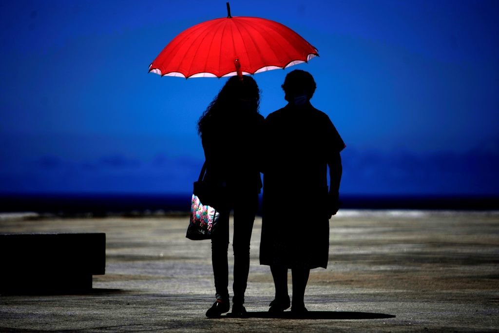 Dos mujeres caminan este viernes por el paseo marítimo de A Coruña.