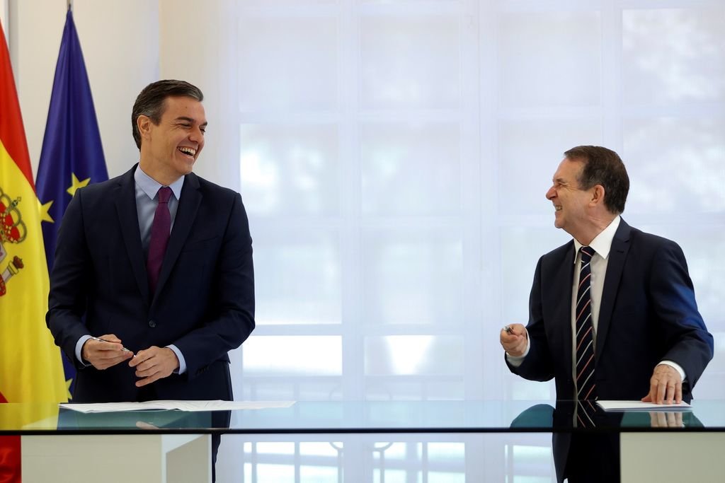 Pedro Sánchez y Abel Caballero en el momento de la firma del acuerdo de liquidez.