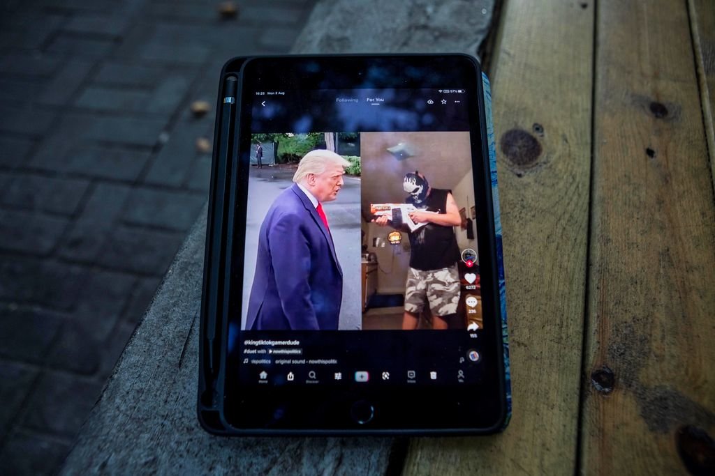 Donald Trump en la pantalla de un móvil con una publicación de la aplicación de TikTok en China.