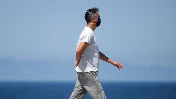 Un hombre camina este viernes por el paseo marítimo de A Coruña