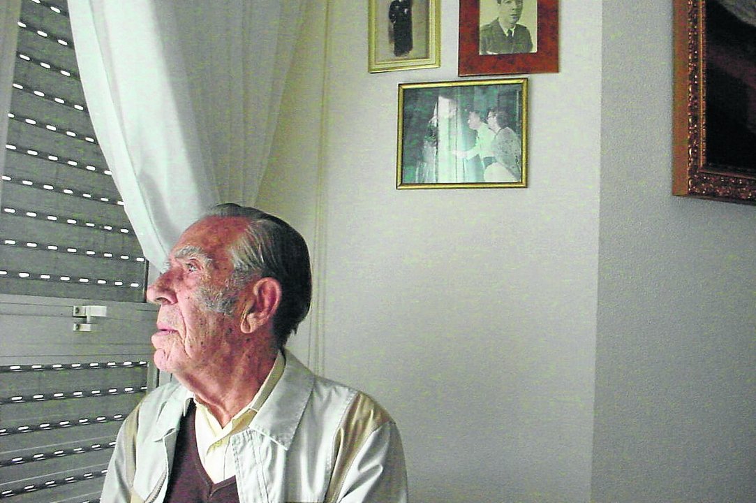 Elixio Rodríguez ollando ó horizonte do seu pasado dende a súa casa de Bande no mes outubro de 2002.