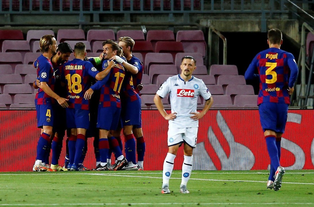 Los jugadores del Barcelona celebran uno de los tres goles anotados ayer en el Camp Nou.